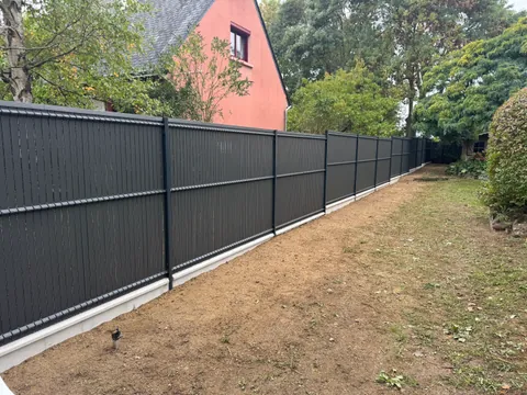 Pose de cloture en bois pour delimitation de jardin pres d'Angers