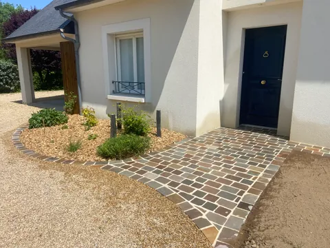 Realisation d'un jardin contemporain avec plantations variees