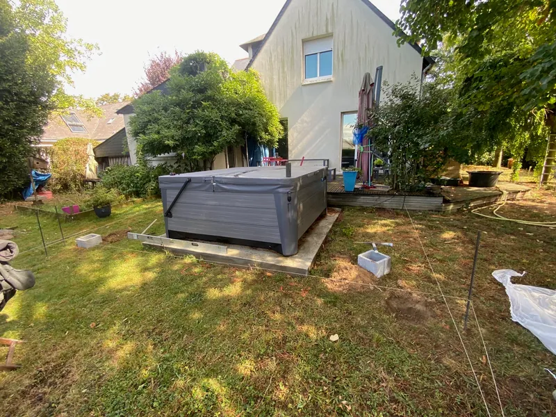 Spa posé sur herbe sans aménagement